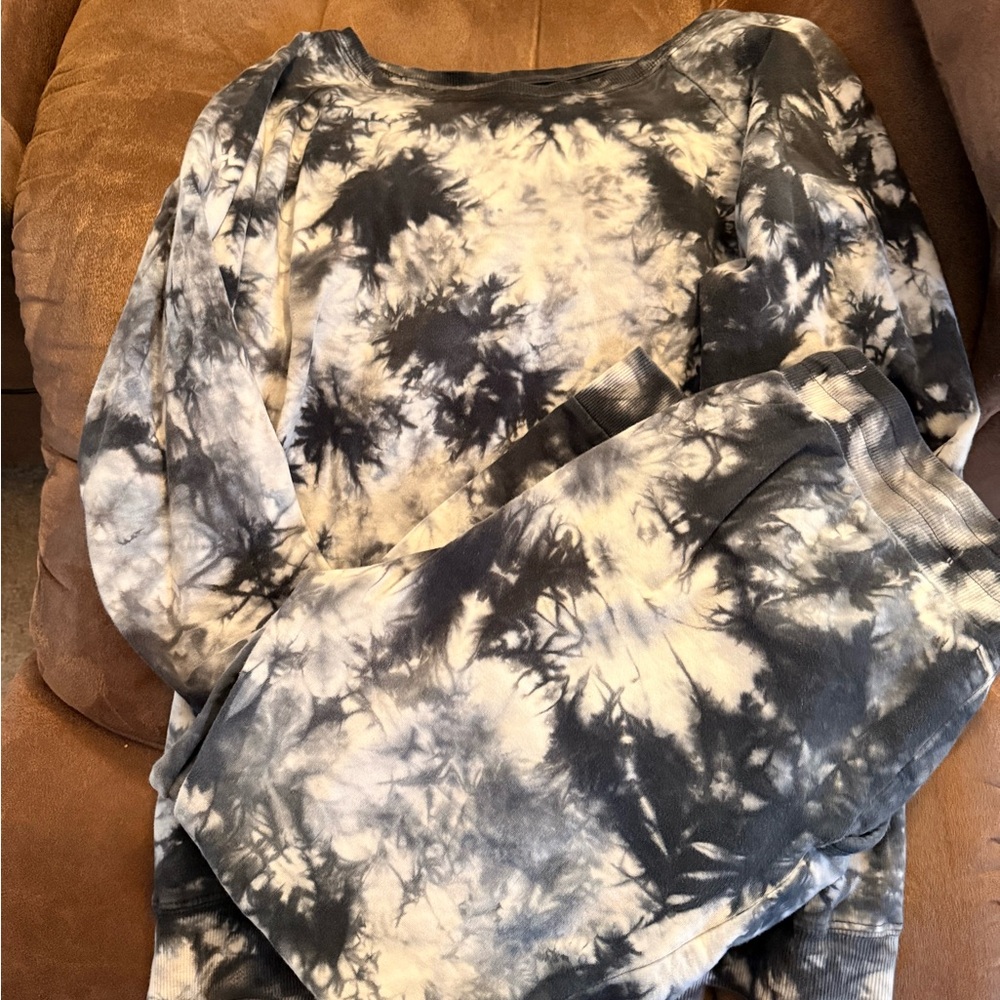Torrid Black and Cream Tie-Dye Joggers and sweatshirt